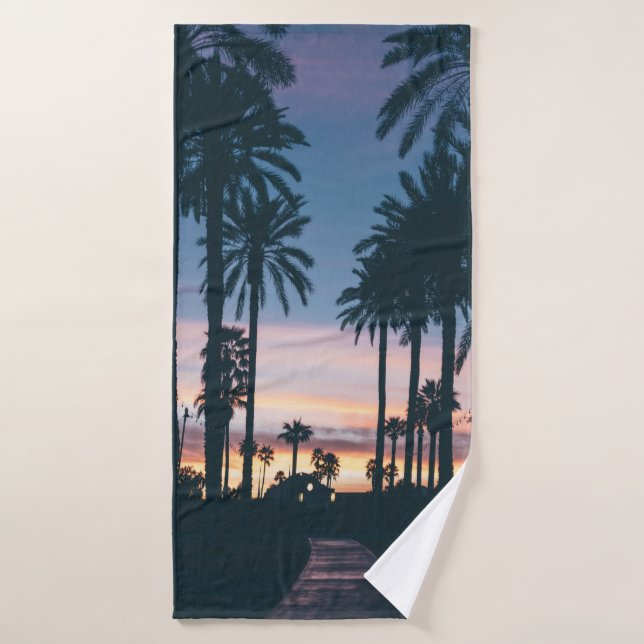 Silhouette de maisons à côté des palmiers et chemi (Serviette de bain)