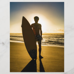 Silhouette surfeuse au lever du soleil