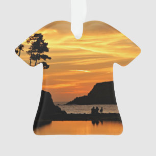 Silhouettes sur le coucher de soleil sur la plage