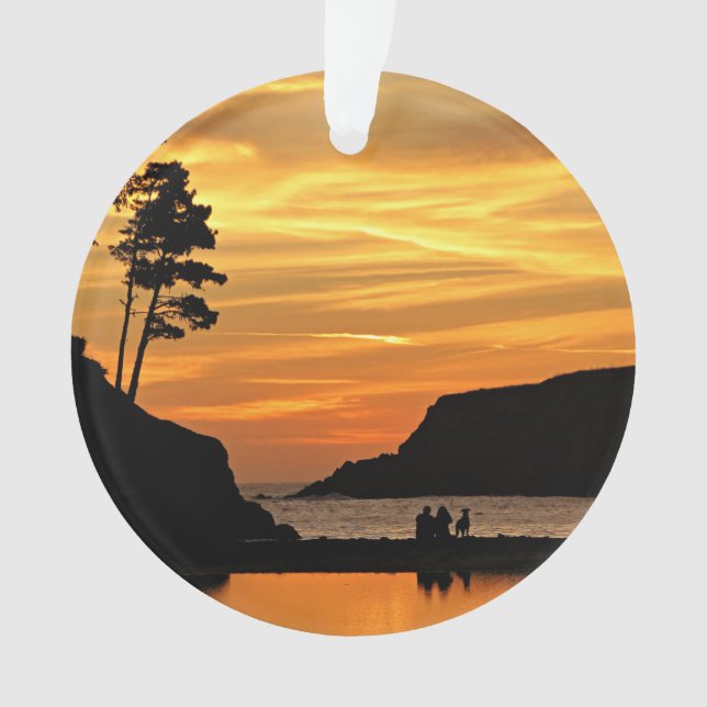 Silhouettes sur le coucher de soleil sur la plage  (devant)