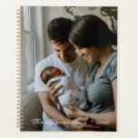 Simple Chic Personnalisé Nom et Photo 2025<br><div class="desc">Gardez votre vie organisée en style avec ce planificateur simple et chic non daté 2025, avec espace pour votre nom personnalisé et photo préférée. Son design minimaliste offre un look épuré et moderne, parfait pour ceux qui préfèrent une approche sans chichi à la planification. Avec des mises en page hebdomadaires...</div>