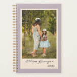 Simple Design Muted Lilac Photo personnalisée 2025<br><div class="desc">Planifiez vos jours, vos semaines et vos mois en toute simplicité en utilisant ce planificateur simple et élégant, dans une couleur lilas du désert. Avec de l'espace pour votre photo préférée et personnalisé avec votre nom, ce planificateur apporte une touche personnelle à votre organisation. Son format flexible et non daté...</div>