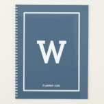 Simple Dusty Blue Initial Monogramme mensuel<br><div class="desc">Un design simple avec une couleur arrière - plan bleue poussiéreuse et votre monogramme initial personnalisé positionné au centre. Un beau design minimaliste, idéal pour tous. Un cadeau d'anniversaire idéal, un décor de fête, un décor de maison, des papeteries de bureau, un cadeau de Noël ou un cadeau pour toute...</div>