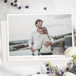 Simple moderne Photo Gold Love et Merci Mariage<br><div class="desc">Ce modèle mariage photo moderne simple et élégant présente vos noms et date sous votre photo, ainsi que 'LOVE & THANKS' mis en évidence dans une élégante couleur or appelée California Gold. Et la couleur par défaut de vos noms et date sur le devant est un noir légèrement adouci. Vous...</div>