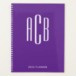 Simple Monogramme À Trois Lettres Violet Royal<br><div class="desc">Un design de monogramme simple à trois lettres violet royal et blanc pour son agenda. 
Vous pouvez changer la police et l'arrière-plan si vous préférez des couleurs vives et cool.
Créez votre propre cadeau personnalisé pour leur bureau à domicile.</div>