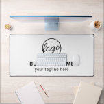 Simple personnalisation Logo noir et blanc<br><div class="desc">Tapis de bureau simple avec votre logo,  nom d'entreprise et slogan en noir et blanc.</div>