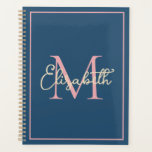 Simple Preppy Navy rose et crème Monogramme<br><div class="desc">Ce planificateur de calendrier simple et moderne dispose d'un monogramme preppy dans des tons riches de bleu nuit, rose et crème que vous pouvez personnaliser avec votre choix de nom et d'initiale.</div>