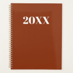Simple terre cuite typographie moderne année monog<br><div class="desc">Teracotta minimaliste et typographie moderne blanche personnalisée simple élégant Planner. Texte serif blanc personnalisé,  arrière - plan uni en terre cuite. Vous pouvez le personnaliser avec votre nom,  initiales,  monogramme,  année,  etc ou simplement supprimer le texte,  et laisser le noir uni noir couleur noire.</div>