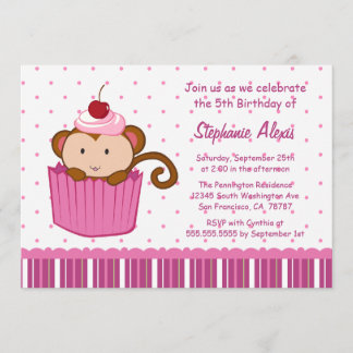 Singe mignon dans une invitation de fête