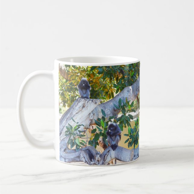 Singes de Langur Noir Manger, Café Mug (Gauche)