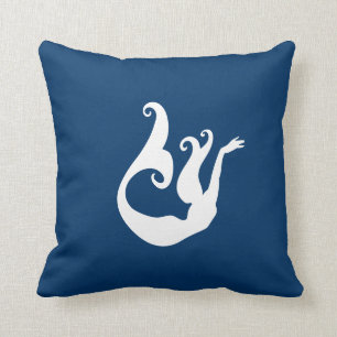 sirène blanche sur coussin bleu