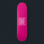 Skateboard 3 Initiales Monogramme | Blanc sur rose chaud<br><div class="desc">Cool et moderne.</div>