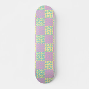 Skateboard à damiers Love-Pastel rose, jaune, violet et vert