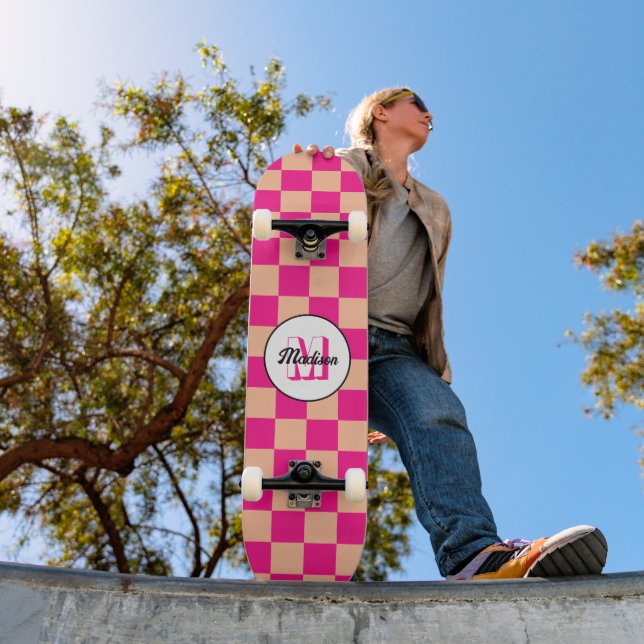 Skateboard à damiers pêche rose chaud rétro (Extérieur 1)