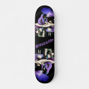 Skateboard Alice foncée et la chenille Fumer sur les champign