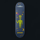 Skateboard Alien spatial avec soucoupe volante personnalisée<br><div class="desc">Créez un cadeau personnalisé hors du monde. Ce tablier de skateboard présente des illustrations d'un alien d'espace vert citron,  d'une soucoupe volante ou ufo,  d'étoiles,  d'une lune et de planètes et est prêt à être personnalisé avec un nom.</div>