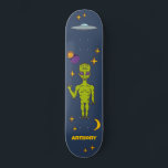 Skateboard Alien spatial avec soucoupe volante personnalisée<br><div class="desc">Créez un cadeau personnalisé hors du monde. Ce tablier de skateboard présente des illustrations d'un alien d'espace vert citron,  d'une soucoupe volante ou ufo,  d'étoiles,  d'une lune et de planètes et est prêt à être personnalisé avec un nom.</div>