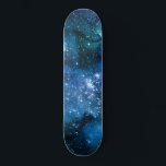 Skateboard Amateurs de galaxie Starry Space Blue Sky White Sp<br><div class="desc">Une galaxie est une collection d'étoiles,  de nuages de gaz,  de planètes,  de poussière cosmique,  de matière noire et de gravitationénergie qui se lient dans une structure plus ou moins définie. Si vous êtes un amateur d'astrologie et d'astronomie,  vous aimerez ce design.</div>