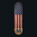 Skateboard American Flag Russe Personnalisé Monogramme<br><div class="desc">USA American Flag skateboard dans un motif de grunge usé en mauvais état sur le bois. Cette conception de skateboard de drapeau des Etats-Unis d'Amérique avec étoiles et rayures en rouge blanc et bleu est parfait pour les militaires, cadeaux de graduation. Personnalisez cette planche à roulettes américaine avec monogramme initial....</div>