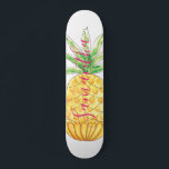 Skateboard Ananas personnalisé<br><div class="desc">Ce skateboard girly est décoré d'un ananas dessiné à la main dans les tons jaune et vert avec typographie rose. Facile à personnaliser avec notre nom. Parce que nous créons notre propre oeuvre,  vous ne trouverez pas cette image exacte d'autres designers. Aquarelle originale © Michele Davies.</div>