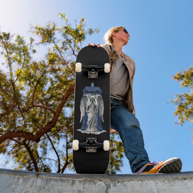Skateboard Ange pleureur avec Blue Police Box 1 (Extérieur 1)