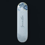 Skateboard Aquarelle bleu bleu foncé Script personnalisé<br><div class="desc">Dusty Blue Floral Greenery skateboard que vous pouvez customiser en cliquant sur le bouton "Personnaliser". Doté d'un élégant feuillage vert d'eucalyptus moderne,  de fleurs bleues et blanches poussiéreuses,  avec écriture et disposition moderne.</div>