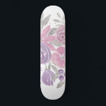 Skateboard Aquarelle de couleur verte de la flore rose violet<br><div class="desc">Ce motif élégant et joli convient parfaitement à une femme branchée et élégante. Il présente des fleurs et des feuilles rose, violet et vert sauge clair peints à la main, sur un simple arrière - plan blanc. C'est artistique, fillette, pays, mignon, unique et tendance. ***CONCEPTION IMPORTANTE NOTE : Pour toute...</div>