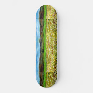 SKATEBOARD ARBRE SOLITAIRE DANS LE CHAMP DE FLEURS JAUNES, TO