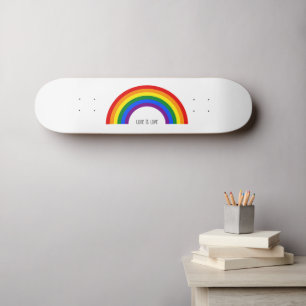 Skateboard Arc-en-ciel de la fierté gay. L'amour est l'amour.