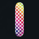 Skateboard Arc-en-ciel et blanc, nom et texte<br><div class="desc">Reposez-vous avec ce damier arc-en-ciel et blanc imprimé skateboard. Complétez avec votre nom ou votre texte.</div>