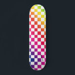 Skateboard Arc-en-ciel et blanc, nom et texte<br><div class="desc">Reposez-vous avec ce damier arc-en-ciel et blanc imprimé skateboard. Complétez avec votre nom ou votre texte.</div>