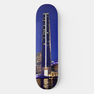 Skateboard Architecture de marina de Dubaï la nuit