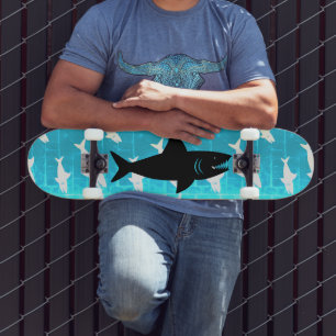 Skateboard Arrière - plan bleu Motif de requin gris noir