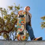 Skateboard Art moderne du milieu du siècle, nom ou monogramme<br><div class="desc">Une peinture moderne du milieu du siècle dans diverses formes géométriques en rouge,  turquoise,  orange,  noir et vert avec un nom ou monogramme blanc audacieux.</div>