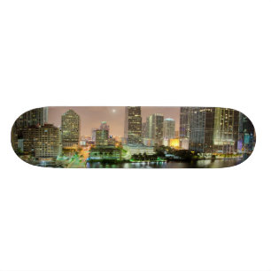Skateboard Avances de pont à travers la voie d'eau vers Miam