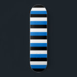 Skateboard avec drapeau d'Estonie<br><div class="desc">Montrez votre passion pour l'Estonie et la culture du patinage avec ce skateboard frappant avec l'audacieux drapeau de l'Estonie! Conçu à la fois pour la performance et le patriotisme, ce skateboard estonien affiche fièrement les rayures bleues, noires et blanches emblématiques dans un agencement élégant et attrayant. Que vous soyez en...</div>