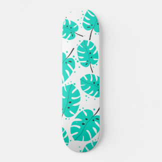 Skateboard avec feuilles tropicaux.