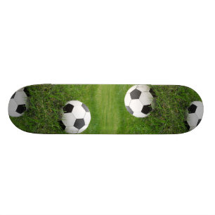 Skateboard Ballon de football dans l'herbe