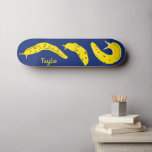 Skateboard Banana Slugs Jaune et Royal Blue Personnalisé<br><div class="desc">Créez un cadeau personnalisé qui conviendra parfaitement à tous ceux qui aiment les créatures déplaisantes. Ce skateboard présente des illustrations de limaces de banane dans un décor jaune vif et gai contre un arrière - plan bleu royal. Il y a un endroit pour ajouter un nom dans les lettres jaunes...</div>