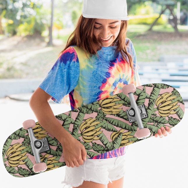 Skateboard Bananes et Feuilles roses tropicaux jaunes (Pattern of Hand Drawn Illustration of Yellow Banana Bunches & Leaves in Black Ink. Pink Background. )