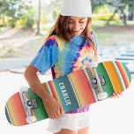 Skateboard Bandes Tribales Colorées Nom personnalisé<br><div class="desc">Colorful Tribal Stripes Personnalisé Nom personnalisé Skateboard affiche votre nom personnalisé dans la typographie moderne sur un arrière - plan rayé coloré en vert, orange, rouge et blanc. Personnalisez en modifiant le texte dans la zone de texte fournie. Offrez un cadeau sur mesure, un skateboard personnalisé à votre skateboarder préféré...</div>