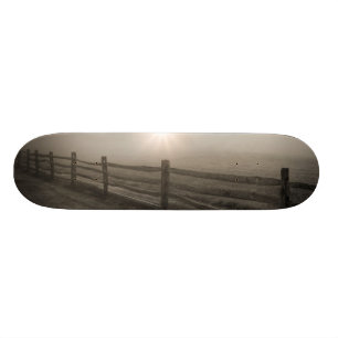 Skateboard Barrière et rayon de soleil par le brouillard pr
