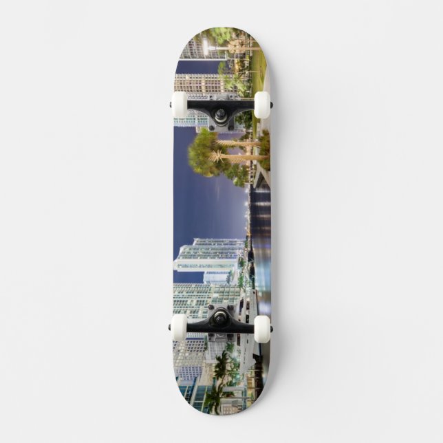 Skateboard Bâtiments le long de la rivière Riverwalk de Miami (Recto)