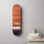 Skateboard Belle photo coucher de soleil<br><div class="desc">Photo d'un beau coucher de soleil sur un ciel orange et jaune avec nuages. La photo est éditée.</div>