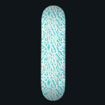 Skateboard Bleu blanc nautique d'Aqua de motif de récif<br><div class="desc">Ce joli océan/plage-inspiré répétant la planche à roulettes nautique de motif ressemble à un récif coralien complexe-tissé dans le blanc sur le bleu d'aqua/vert de seafoam. Le motif élégant de récif coralien est fait dans un regard de pochoir. Cette conception simple et moderne est parfaite pour un thème côtier/plage. "Customisez-la"...</div>