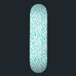 Skateboard Bleu blanc nautique d'Aqua de motif de récif<br><div class="desc">Ce joli océan/plage-inspiré répétant la planche à roulettes nautique de motif ressemble à un récif coralien complexe-tissé dans le blanc sur le bleu d'aqua/vert de seafoam. Le motif élégant de récif coralien est fait dans un regard de pochoir. Cette conception simple et moderne est parfaite pour un thème côtier/plage. "Customisez-la"...</div>