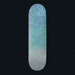 Skateboard Bleu clair Turquoise Parties scintillant brillante<br><div class="desc">Cette impression élégante, séduisante et chic est parfaite pour la jeune fille branchée et élégante. Il présente une parties scintillant bleu brillant imitation à vert turquoise en bleu pastel triple dégradé ombre. C'est moderne, joli, girly, unique, et cool. ***REMARQUE IMPORTANTE DE CONCEPTION : Pour toute demande de conception personnalisée comme...</div>