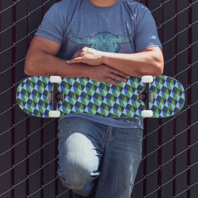 Skateboard Bleu Rétro et Triangles Géométriques Verts (Extérieur 3)