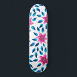 Skateboard Bleu rose clair Fleurs Feuilles Peinture acrylique<br><div class="desc">Cette motif moderne et girly est parfaite pour la femme branchée et élégante. Il présente des fleurs acryliques turquoises, vertes et bleu marine peintes à la main rose néon, rose rousse, motif feuille sur un simple arrière - plan blanc. C'est artistique, joli, élégant, unique et original. Stylisez avec ces fleurs...</div>