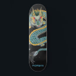 Skateboard Blue Gold Dragon personnalisé<br><div class="desc">Carte de skateboard de dragon d'art asiatique audacieuse personnalisée avec votre nom dans un type sans serif rouge. Or bleu gras et noir.</div>
